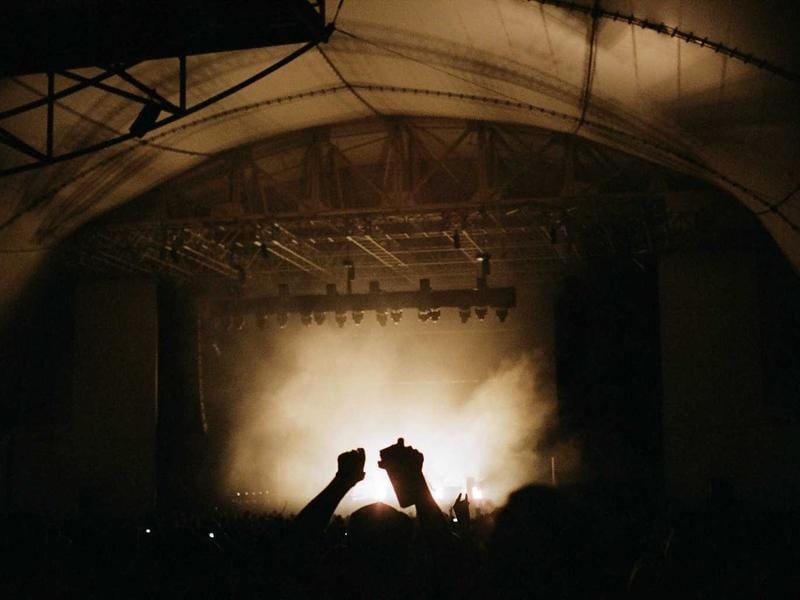 Mèches californiennes sur cheveux bouclés